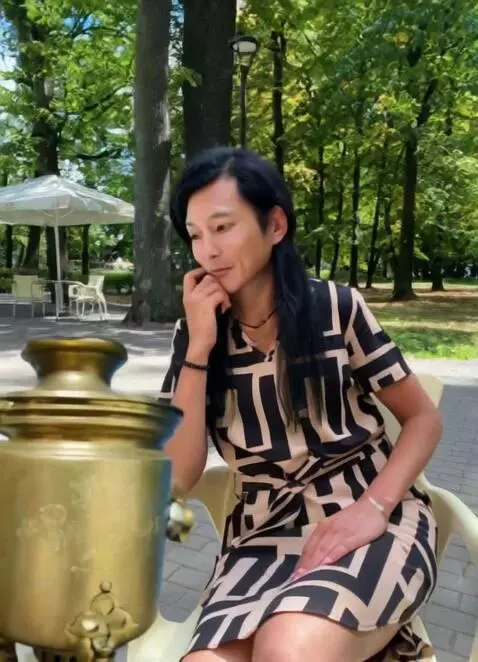 AI Video from prompt: Берёт сбоку чашку и наливает с самовара чай и пь