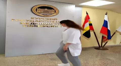 AI Video from prompt: Пришла другая девушка и сосались