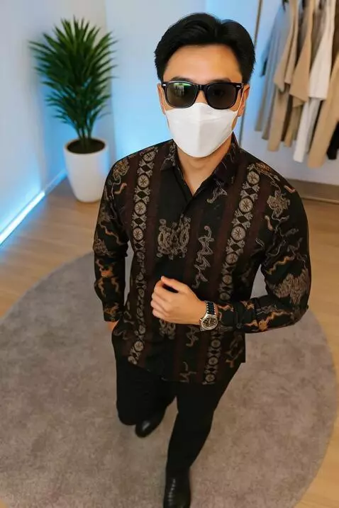 AI Video from prompt: Pria ini sedikit melangkah ke belakang dengan ge