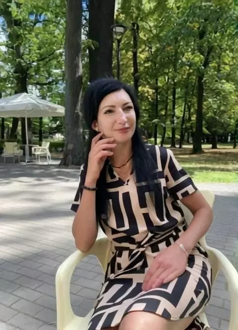 AI Video from prompt: Держит торт со свечами и задувает его начинает т