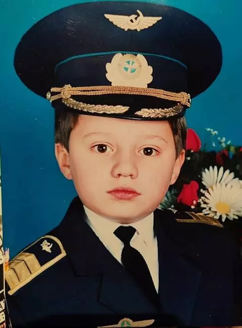 AI Video from prompt: Машет рукой и кивает головой