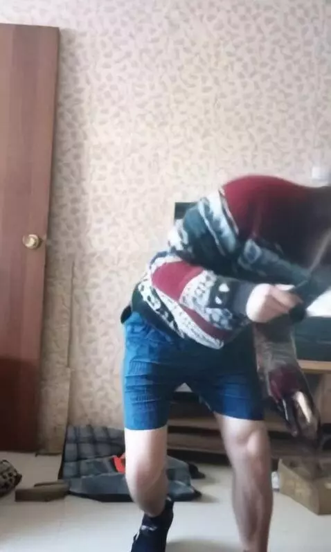 AI Video from prompt: Человек падает на пол