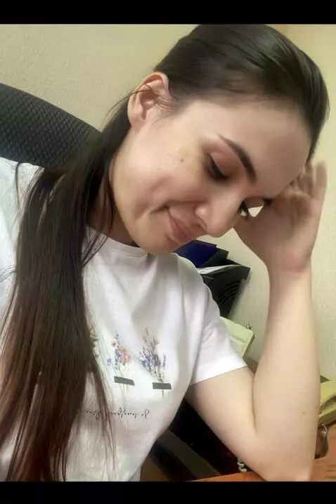 AI Video from prompt: Парень целует девушку