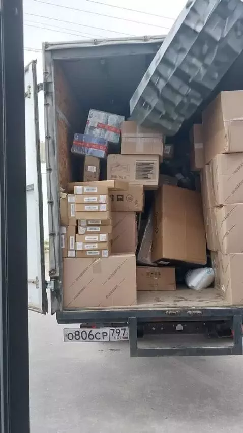 AI Video from prompt: На это фургон с коробками падает метеорит и фург