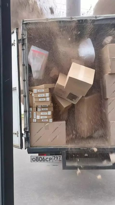 AI Video from prompt: На фургон с коробками падает метеорит и фургон к