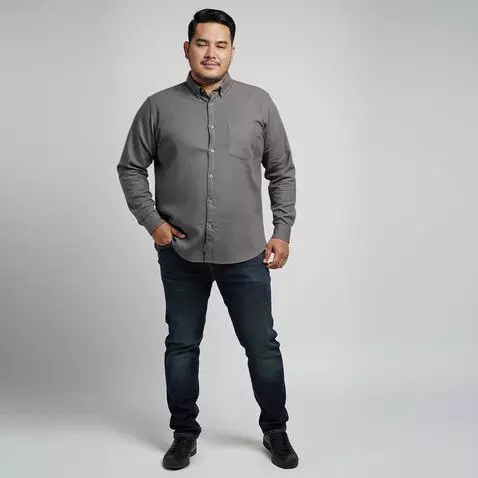 AI Video from prompt: BERJALAN BERPOSE SEPERTI MODEL FOKUS DI KEMEJANY