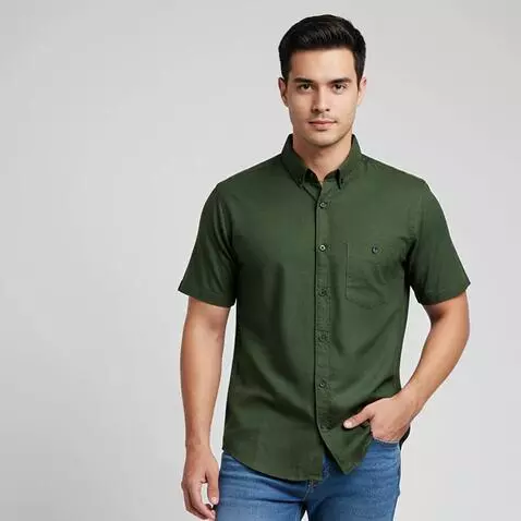 AI Video from prompt: BERJALAN BERPOSE SEPERTI MODEL FOKUS DI KEMEJANY