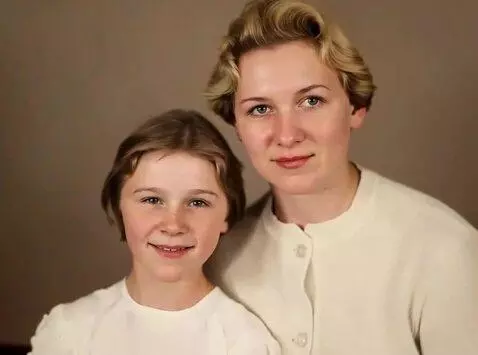 AI Video from prompt: смотрят в камеру