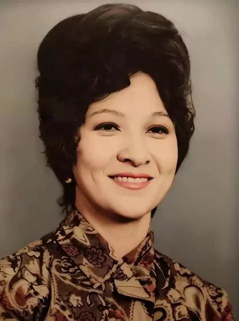 AI Video from prompt: смотрит в камеру позируя