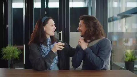 AI Video from prompt: Создай видео с чёрным фоном, на котором появляет