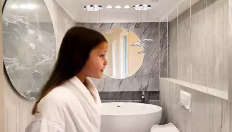 AI Video from prompt: Девушка входит в комнату в белом банном халате и