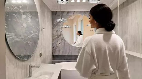 AI Video from prompt: Молодая красивая женщина в белом банном халате п