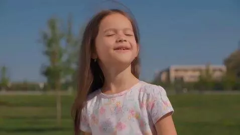 AI Video from prompt: A 17 years old girl turns head to left than to r