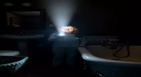 AI Video from prompt: Девушка с фонариком в темной ванной комнате откр