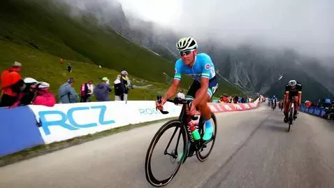 AI Video from prompt: Cycling Tour de france primoz roglic