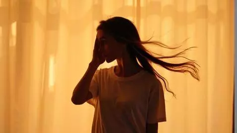 AI Video from prompt: Создайте видео, где персонаж стоит неподвижно с 