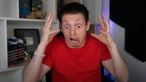 AI Video from prompt: он танцует в костюме капусты