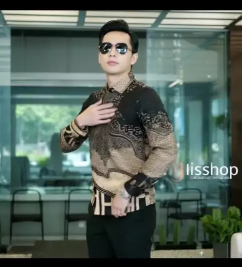 AI Video from prompt: Buatlah video seorang pria sedang merapikan paka