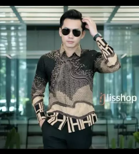 AI Video from prompt: Buatkan video , seorang pria pada gambar deskrip