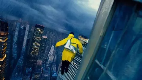 AI Video from prompt: Курьер в жёлтом дождевике с термо сумкой за спин