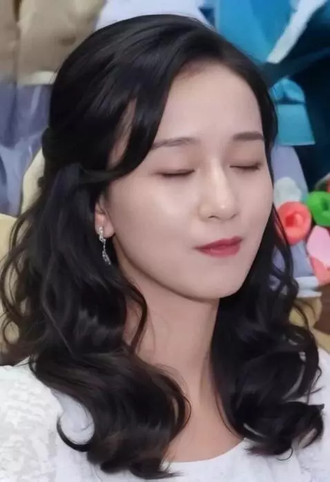 AI Video from prompt: Улубнис и закрое глаза скажи ооооохх мммммм