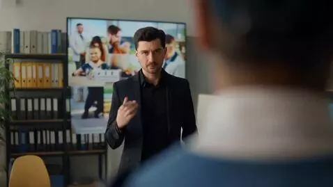 AI Video from prompt: Человек в черном свитере, показывает на презента