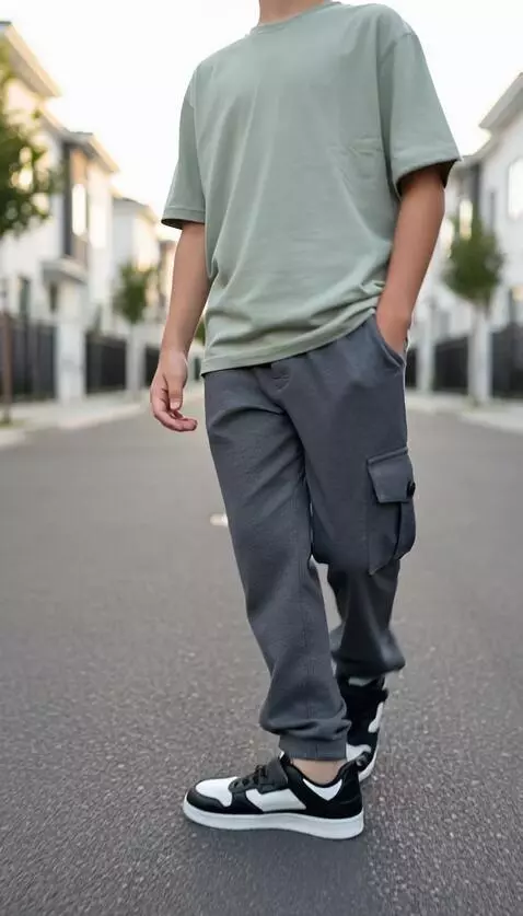 AI Video from prompt: Anak usia 12 tahun tersebut berjalan maju ke dep