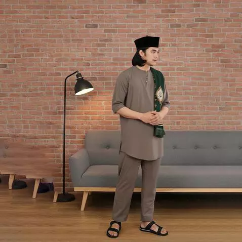 AI Video from prompt: buat vidio bergerak jalan pose fokus pada setela