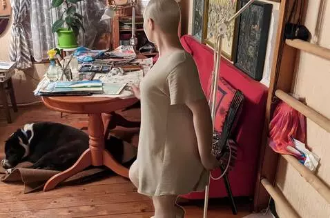 AI Video from prompt: Женщина садится за стол и рисует