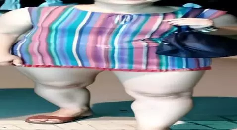 AI Video from prompt: kadın flörtöz bir duyguyla kıyafetini çıkartır,k