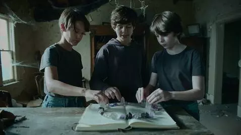 AI Video from prompt: Three teenagers in an abandoned house are arrang