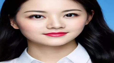 AI Video from prompt: she is enjoy her dinner in summer