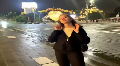 AI Video from prompt: Девушка раздевается, глядя в камеру