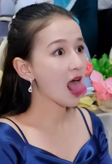 AI Video from prompt: Улубнисть зак ое глаза и пакажи чутчут язык скаж