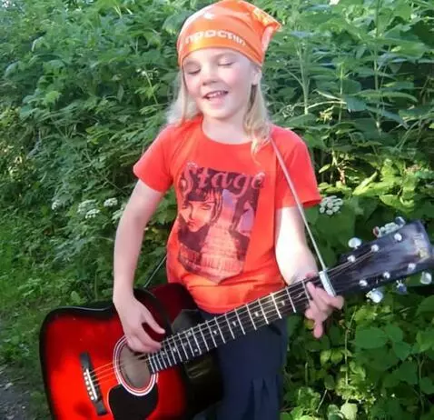 AI Video from prompt: Играет поёт танцует