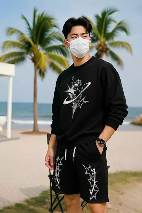 AI Video from prompt: Seorang pria sedang mempromosikan baju dan celan