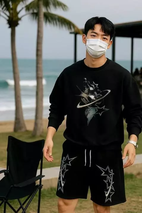 AI Video from prompt: Seorang pria sedang mempromosikan baju dan celan