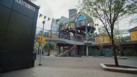 AI Video from prompt: видео москвы с надписью  4 долгих часа спустя