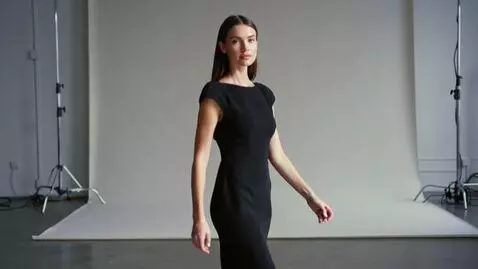 AI Video from prompt: Wanita itu bergerak seperti model profesional