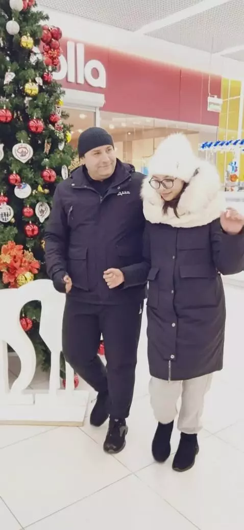 AI Video from prompt: Папа танцует с дочкой под новый год