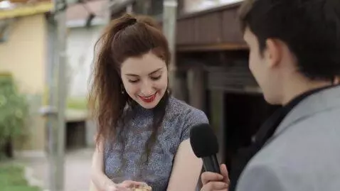 AI Video from prompt: Интервью на улице: слева молодой человек — интер