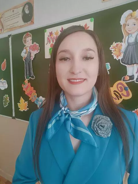 AI Video from prompt: the scene changes, woman is sitting on table wit