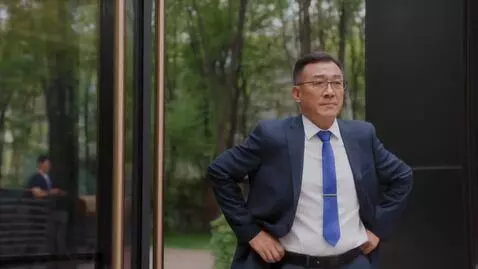 AI Video from prompt: Человек в кожаной куртке вид со спины идёт увере