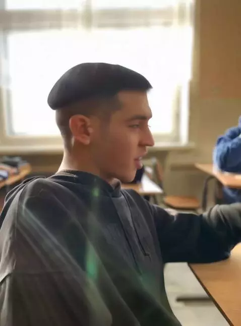 AI Video from prompt: Надевает кепку и начинает читать реп