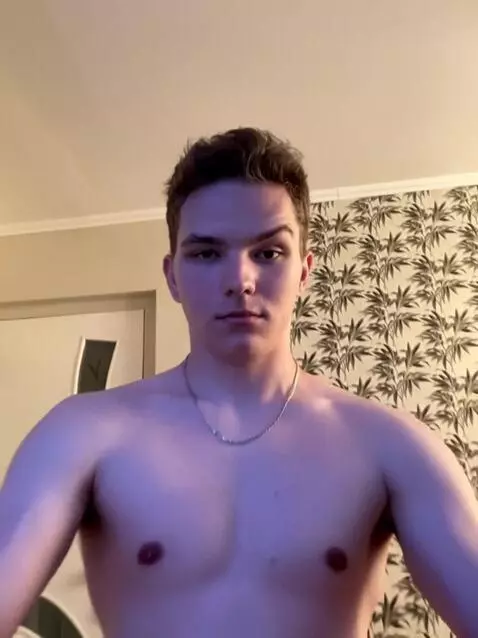 AI Video from prompt: Камера отдаляется, он садится на шпагат и начина