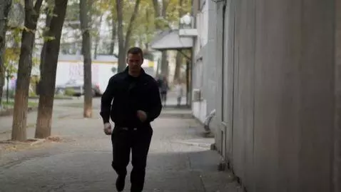 AI Video from prompt: мужчина бежит по дороге