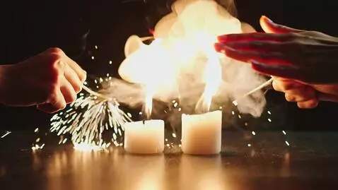 AI Video from prompt: 0–1 сек  Визуал: Темный фон, на стол кладут две 