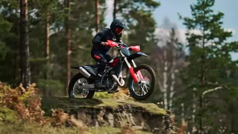 AI Video from prompt: парень на красивом питбайке kayo k1 вылетает с м