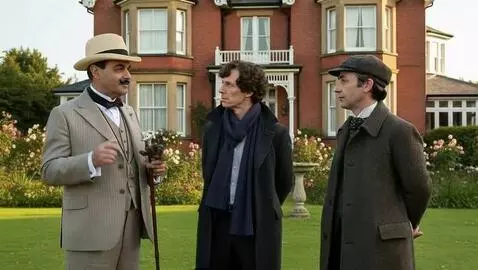 AI Video from prompt: Три мужчины с серьезными лицами что-то оживлённо