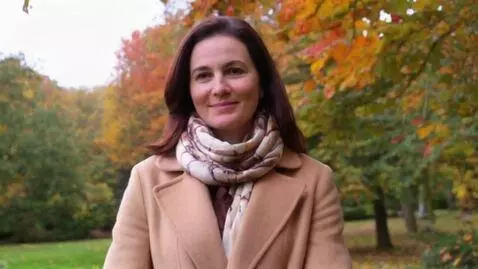 AI Video from prompt: женщина осень